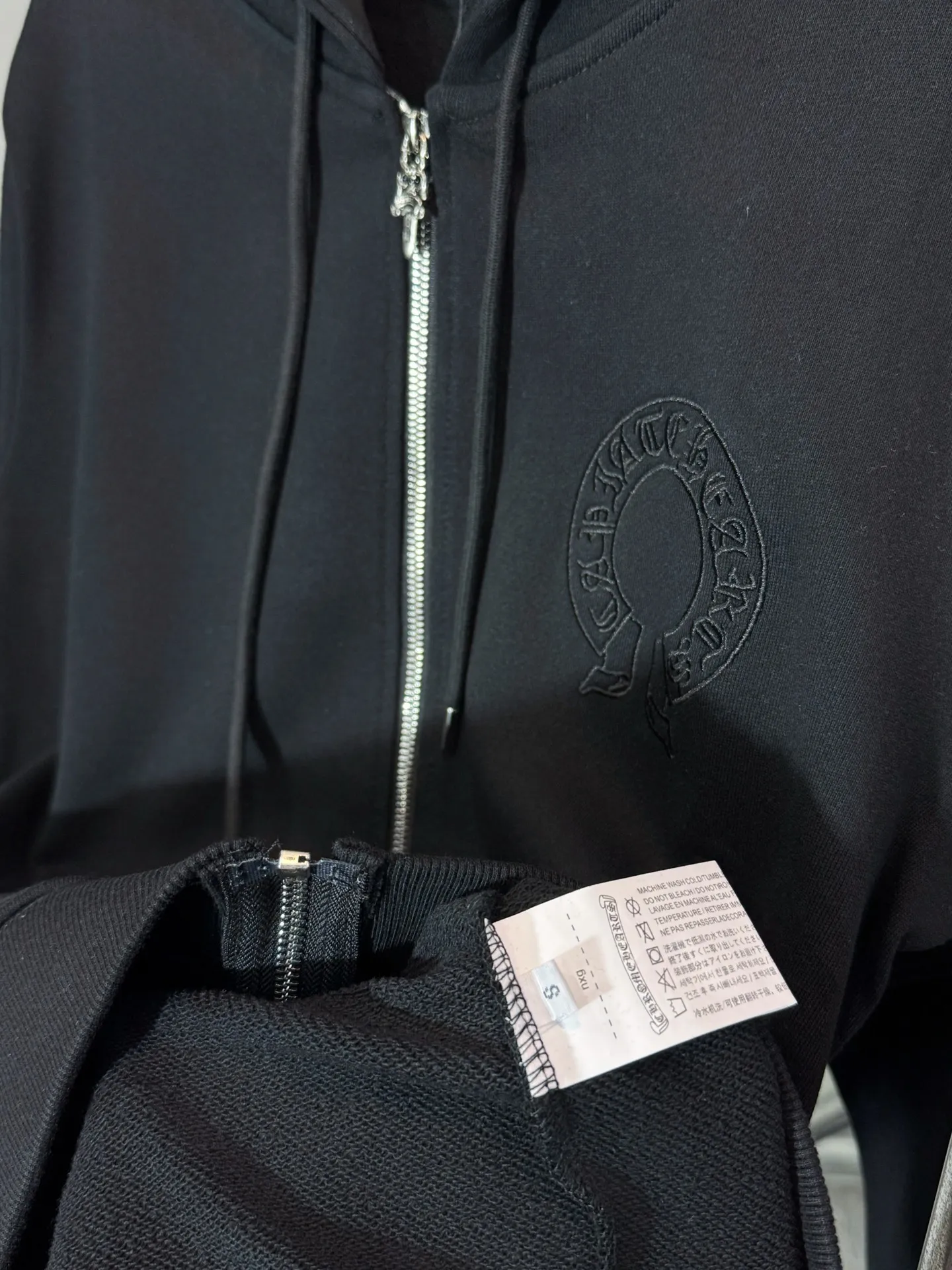 P320 model number: HE386 Chromehearts-Chrome heart embroidered horseshoe patch hooded jacket The fabric is made of 430g high-weight pure cotton double yarn fabric. The upper body is comfortable and warm, and the hand feels delicate and smooth. The horseshoes on the chest are made of heavy embroidery, and the embroidery is three-dimensional and full. The horseshoes on the back are sewn with custom patches to highlight the overall beauty of the clothes. The original hardware zippers are customized, and the clothes have a hooded design. The hem rows are made of the same color rows. The overall workmanship of the clothes is complex and heavy-duty, and it is made by a large factory. It has the original original label and all three labels. You can buy it with confidence.  Color: Black Size: S M L XL
